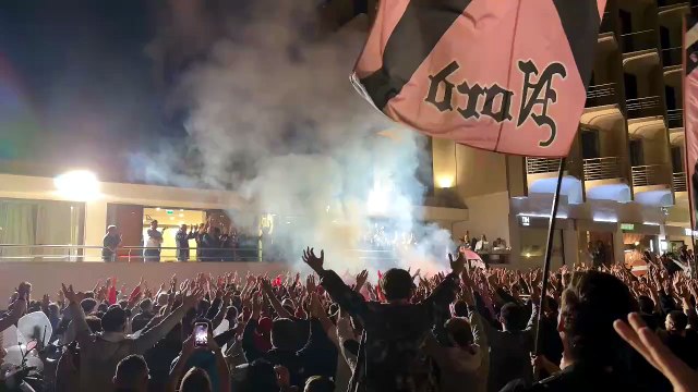 I tifosi rosanero davanti all'albergo della squadra prima di Palermo-Catanzaro