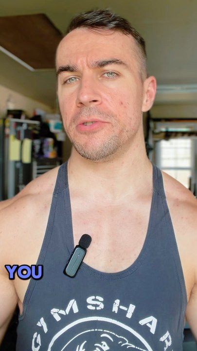 Making the Most of EZ Bar Preacher Curls 💪👉 Your chest should stay against the pad, feet planted, and shoulders relaxed. 👉 Curl up until your biceps are strongly contracted, but do not bring the bar so high that tension disappears.
