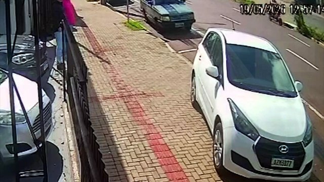 Vídeo mostra motorista embriagado batendo contra HB20 estacionado na Avenida Carlos Gomes