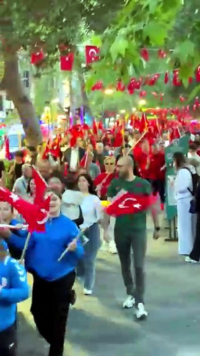 İzmit'te 19 Mayıs coşkusu gecenin karanlığını aydınlattı: Kültür Tepesi'nden Milli İrade Meydanı'na fener alayı