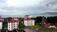 Yağmurun ardından Van Gölü üzerinde gökkuşağı şöleni oluştu