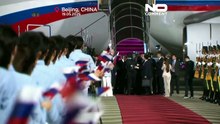Młodzi Chińczycy witają Putina po przylocie do Pekinu