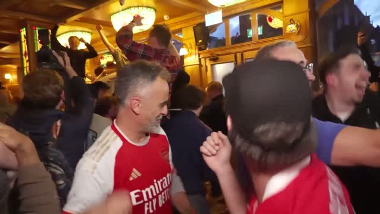 Arsenal - L'explosion de joie des fans des Gunners dans un bar londonien