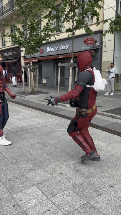 Pourquoi les gens marchent à l’envers ?! 🙃 Dr strange ?!