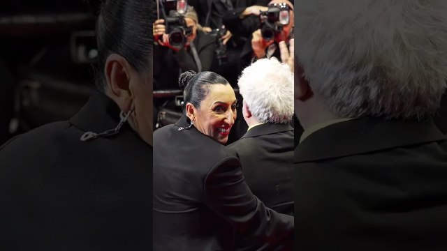 Rossy de Palma et Pedro Almodóvar complices sur le tapis rouge après la projection de Amarga
