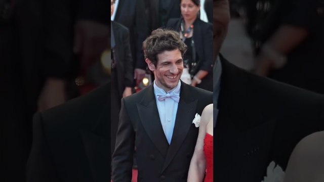 Montée des marches pour la projection de Amarga Navidad au Festival de Cannes ✨ L’équipe du nouveau