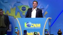 Flávio Bolsonaro é ovacionado em marcha de prefeitos, mas  ouve gritos de 'rachadinha' e 'Vorcaro'