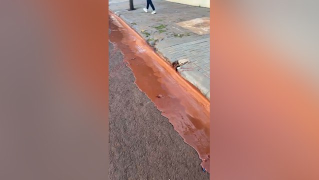 Barro toma conta de rua no Centro de Cascavel e moradores reclamam da situação