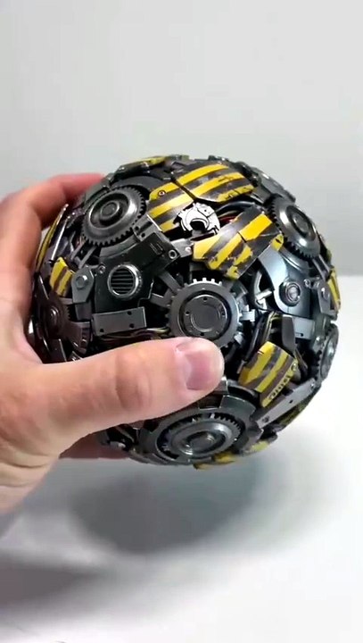 Mechanical Sphere Transform into a Sci-Fi Insect