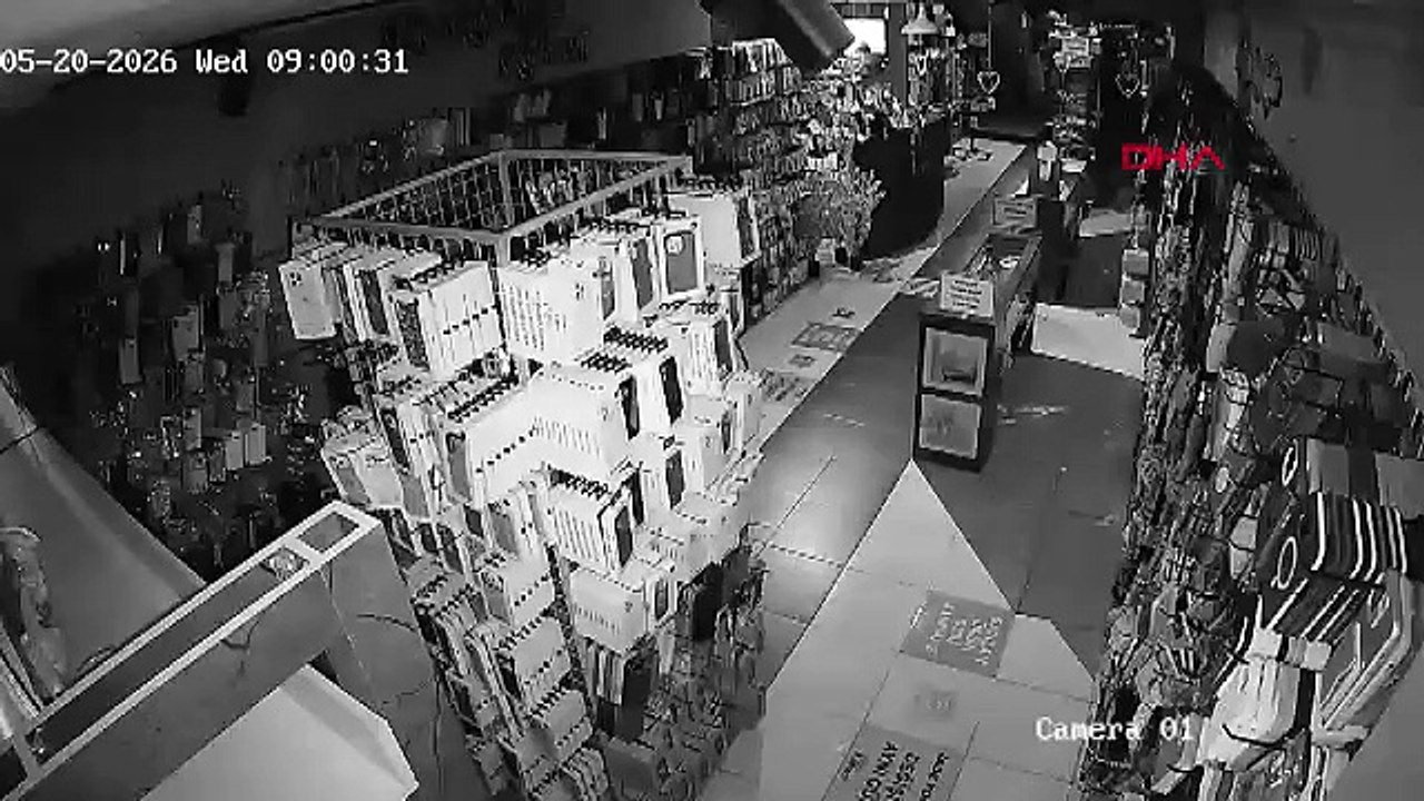 5.6'lık deprem Elazığ'da hissedildi; sarsıntı anı kamerada