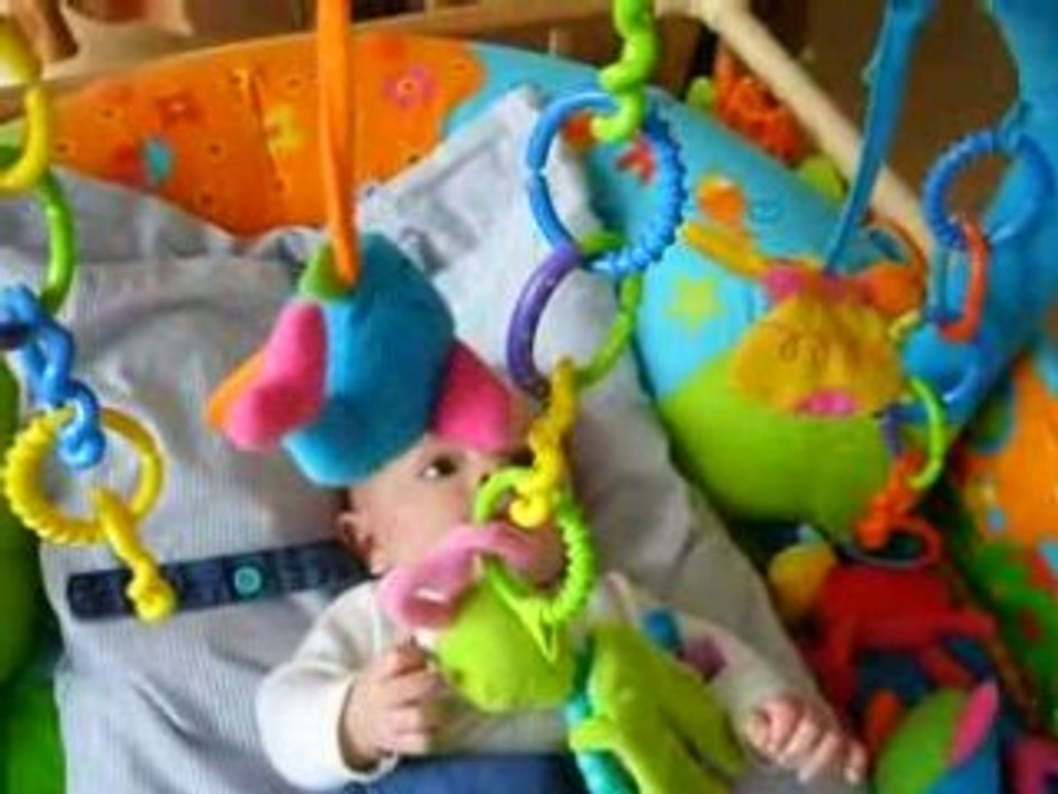 Noam et ses jouets dans son parc