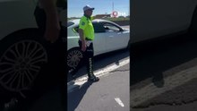 Trafik polisinden örnek davranış: Sürücülerin güvenliği için süpürgeyle yolu süpürdü