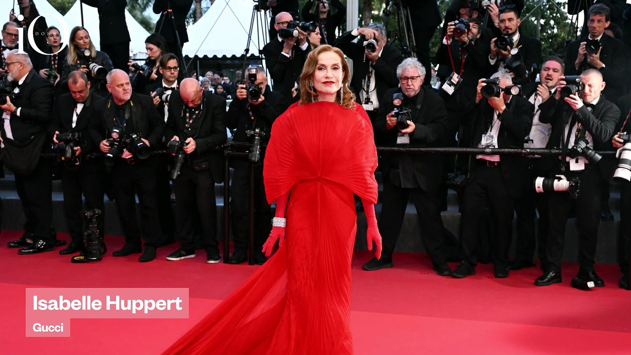 Ecco come indossare un abito rosso sul red carpet (senza essere confuse con il tappeto)