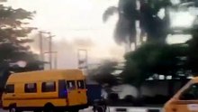 Cet handicapé voyage au grand air derrière un bus