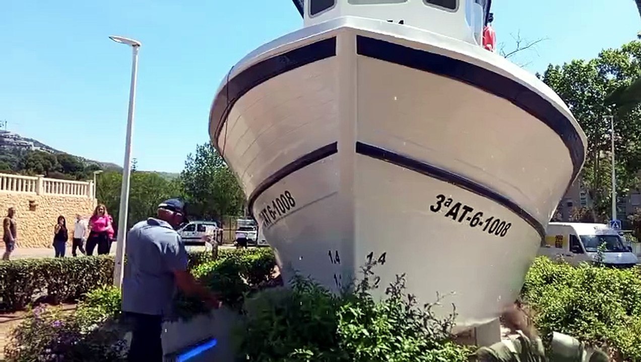 Bautizo del barco Chorroll en una rotonda de Xàbia (II)