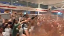 Los jugadores del Arsenal lanzan un mensaje a los del Manchester City en la celebración de la Premier League