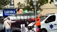 Un cycliste simule un accident en pleine rue