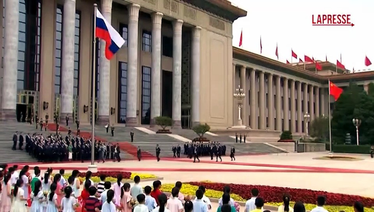 Xi riceve Putin a Pechino: grande cerimonia davanti alla Grande Sala del Popolo