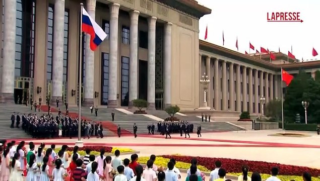 Xi riceve Putin a Pechino: grande cerimonia davanti alla Grande Sala del Popolo