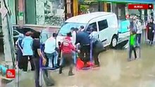 Bursa’da kontrolden çıkan kamyonet yayalara daldı