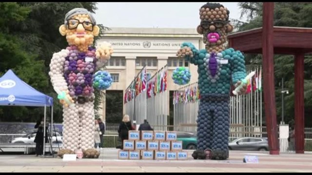 Antivax contro Oms: sculture di palloncini di Tedros e Bill Gates