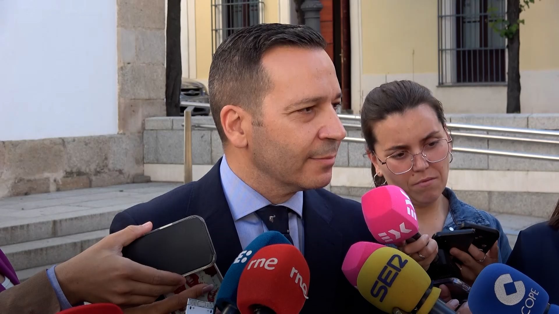 El vicepresidente de la Junta de Extremadura y consejero de Desregulaci�n, Servicios Sociales y Familia, �scar Fern�ndez Calle, ha reafirmado este mi�rcoles que el programa de ense�anza de lengua �rabe y cultura marroqu� desaparecer� de los colegios extreme�os al estar recogido expresamente en el acuerdo de gobierno firmado entre PP y Vox. Seg�n ha se�alado, el Ejecutivo auton�mico cumplir� ese pacto "a rajatabla" y no contempla ninguna alternativa sobre la continuidad de esta iniciativa educativa.

Fern�ndez Calle ha respondido as� a las preguntas de los periodistas acerca de la petici�n realizada por los dos colegios p�blicos de Talayuela, en la provincia de C�ceres, para mantener el programa. Este municipio concentra una de las comunidades marroqu�es m�s numerosas de Extremadura y es el �nico punto de la regi�n donde actualmente se imparte esta materia dirigida al alumnado de origen marroqu�.
El dirigente auton�mico ha insistido en que la decisi�n forma parte de los compromisos pol�ticos adquiridos por el gobierno regional y que, por tanto, se aplicar� sin excepciones. Sus declaraciones se han producido poco antes de comparecer en comisi�n parlamentaria para presentar las principales l�neas de actuaci�n de la consejer�a que dirige durante la presente legislatura.