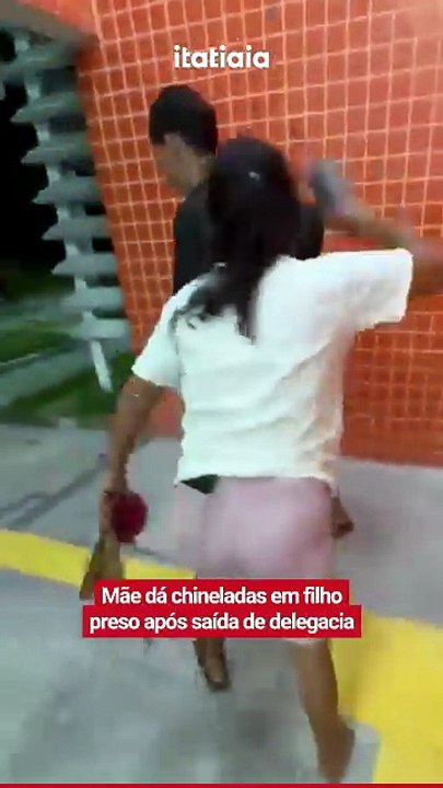 Vídeo: mãe dá chineladas em filho preso após saída de delegacia; veja