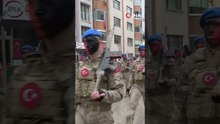 Sağanak altında gençlik yürüyüşü