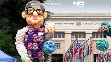 Activistas usan globos gigantes de Tedros y Bill Gates en protesta ante la OMS