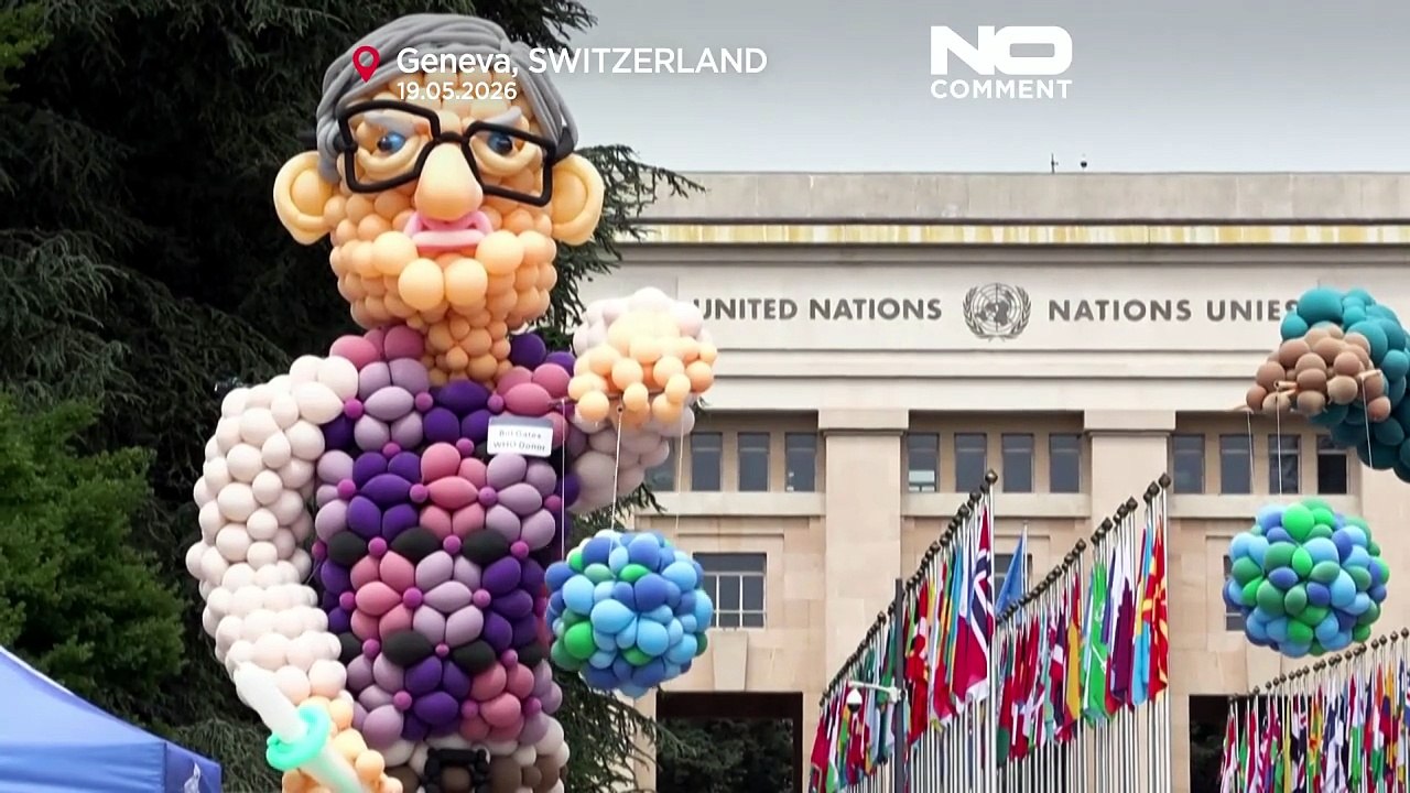 Aktivisten protestieren mit Riesenballons von Tedros und Bill Gates gegen WHO