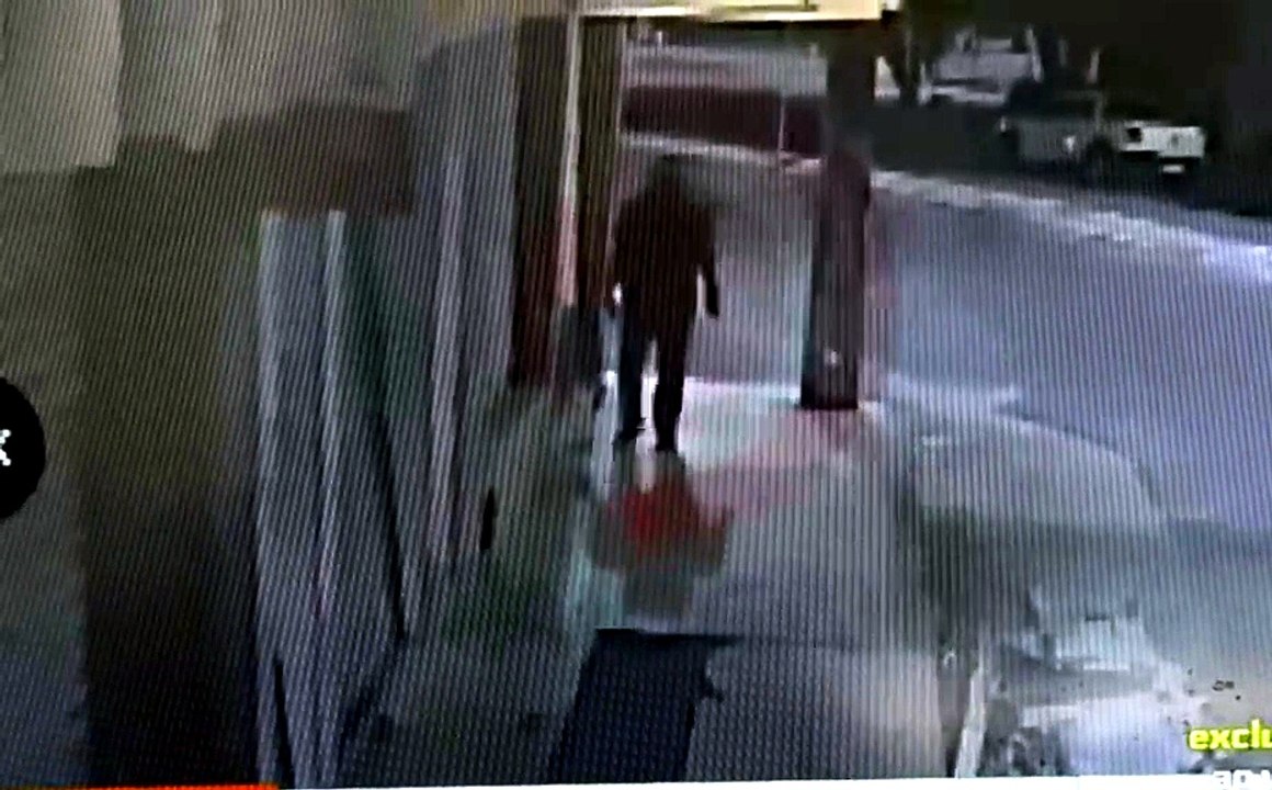 Policial é visto andando cambaleando após matar dois colegas dentro de viatura