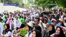 Momen Prabowo Sapa Massa Guru Madrasah Swasta Saat Lewati Depan DPR