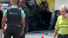 VÍDEO: Carro de luxo capota em estacionamento de famoso edifício comercial de Salvador