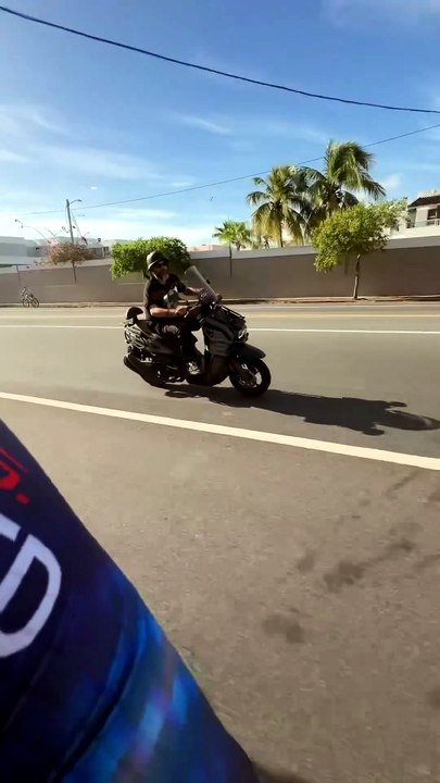 Porto Rico : un scootériste agressif perd le contrôle face à des cyclistes