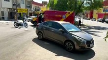 Carro bate em motociclista na avenida Londrina e vítima é socorrida pelo Siate