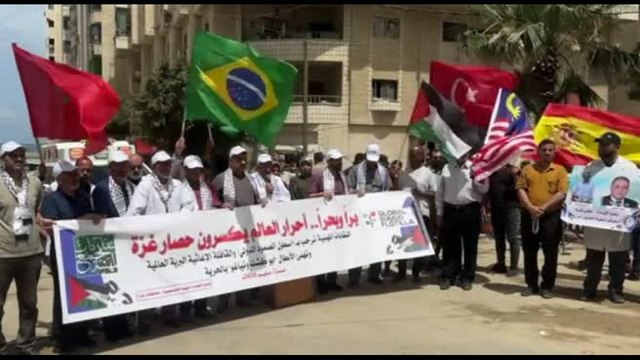 Gaza manifesta per gli attivisti flotilla: Rendiamo omaggio ad eroi