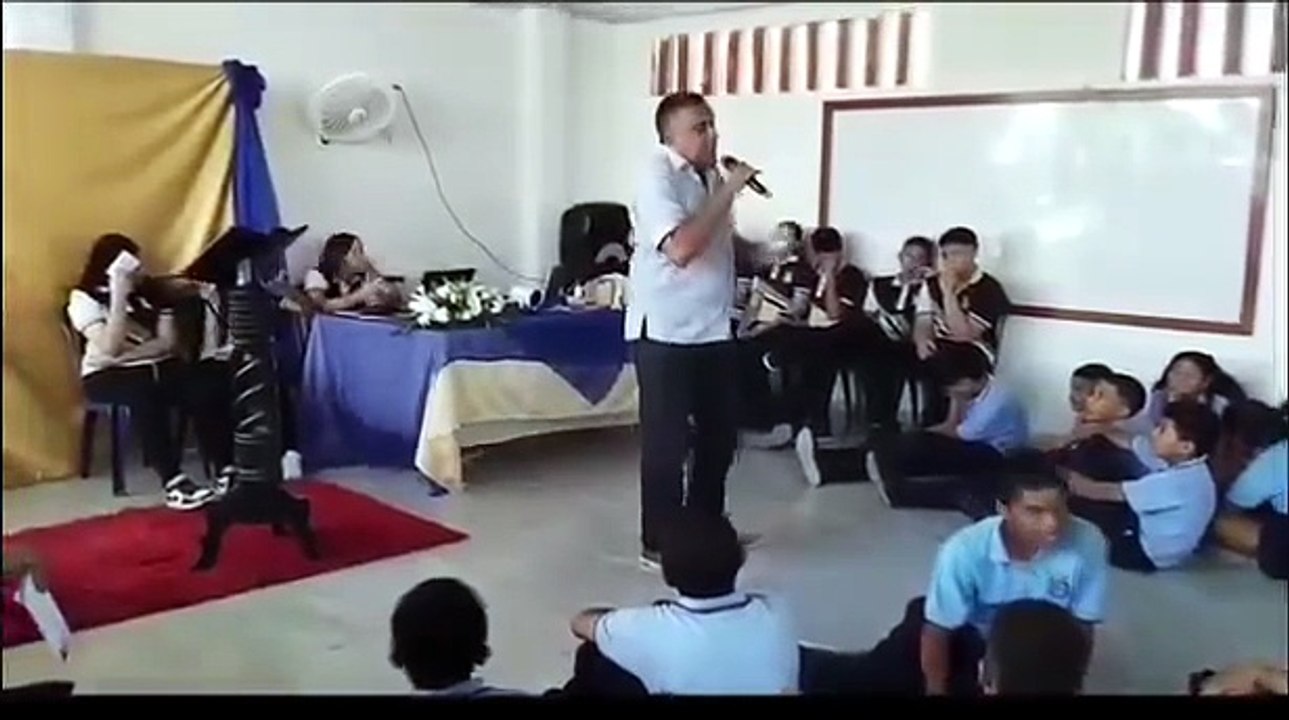 Maestro muere mientras impartía charla a docentes y alumnos