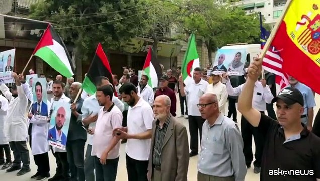Gaza manifesta per gli attivisti flotilla: Rendiamo omaggio ad eroi