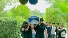 Ataúd sustituye mochila y se vuelve viral en festejos estudiantiles en Múzquiz