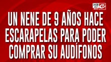 Un nene de 9 años hace escarapelas para poder comprar sus audifonos