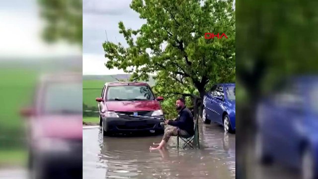 Sağanak yağış Ankara’da etkili oldu, göle dönen yolda olta ile balık tutmaya çalıştı