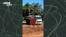 PRF flagra caminhões caçamba com diversas irregularidades durante fiscalização em Foz do Iguaçu