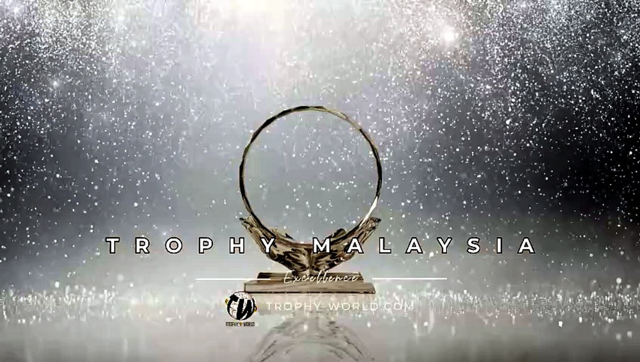 Round Crystal Plaques Hand at Trophy-World Malaysia | Custom Trophies & Plaques Supplier
