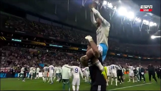 Así festejaron los argentinos Emiliano 'Dibu' Martínez y Emiliano Buendía la obtención de Aston Villa de la Europa League.
