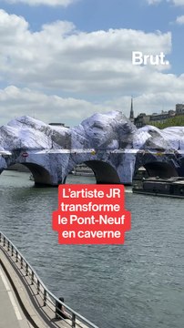 L'artiste JR transforme le Pont-Neuf en caverne.