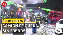Chofer de la Ruta 5 choca contra gasolinera y desata caos en Periférico