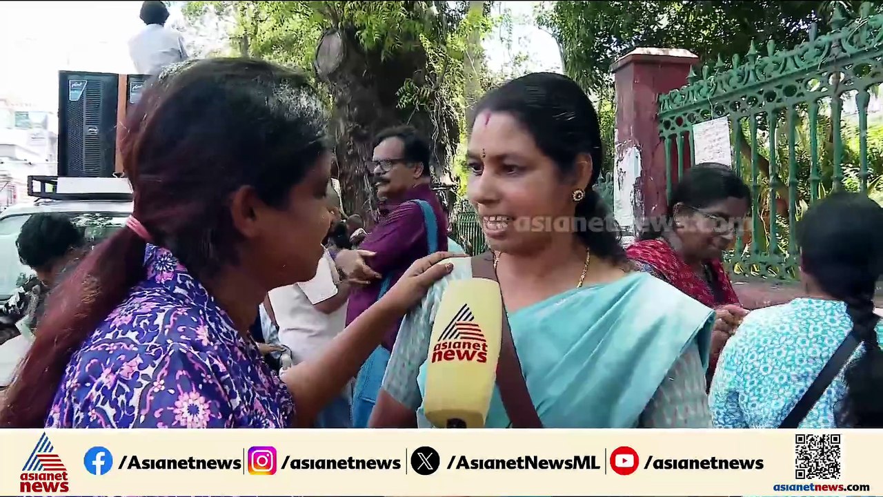 സർക്കാർ ഓണറേറിയം കൂട്ടിയതിൽ സന്തോഷം പങ്കിട്ട് ആശമാർ; സെക്രട്ടേറിയറ്റിന് മുന്നിൽ പായസം വിതരണം