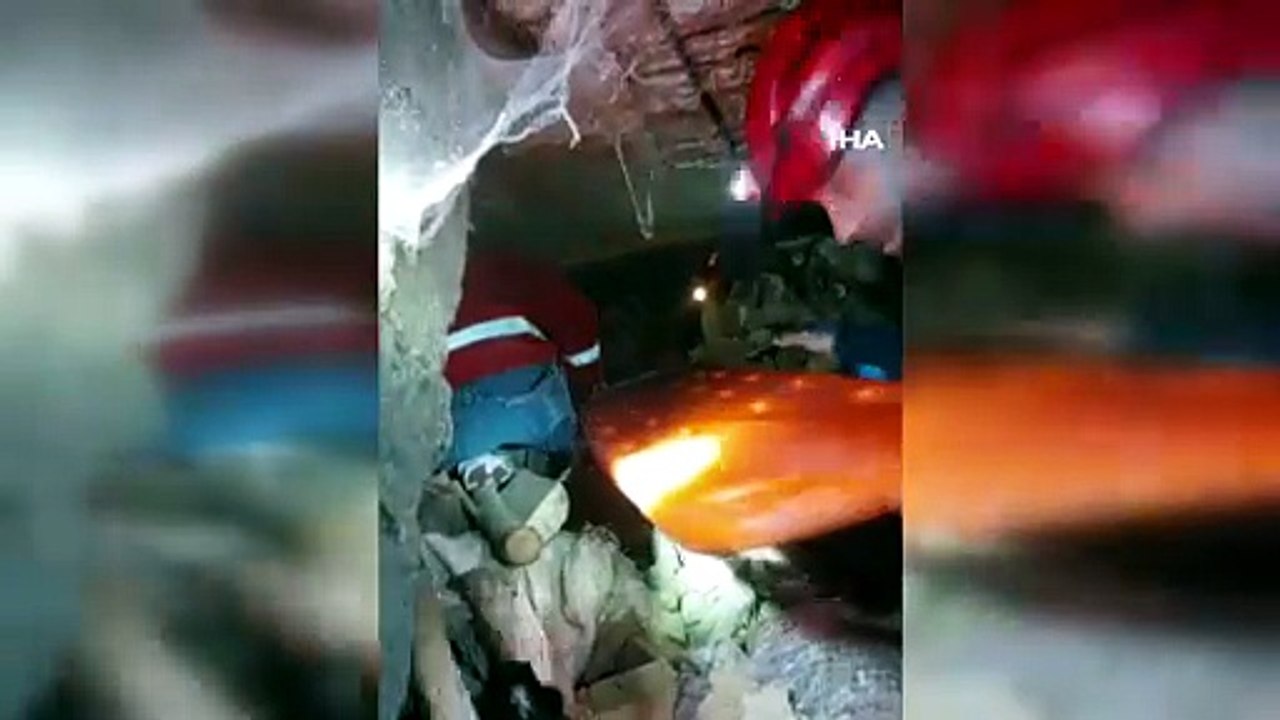Yalova'da Odunlukta Sıkışan Vatandaş Kurtarıldı