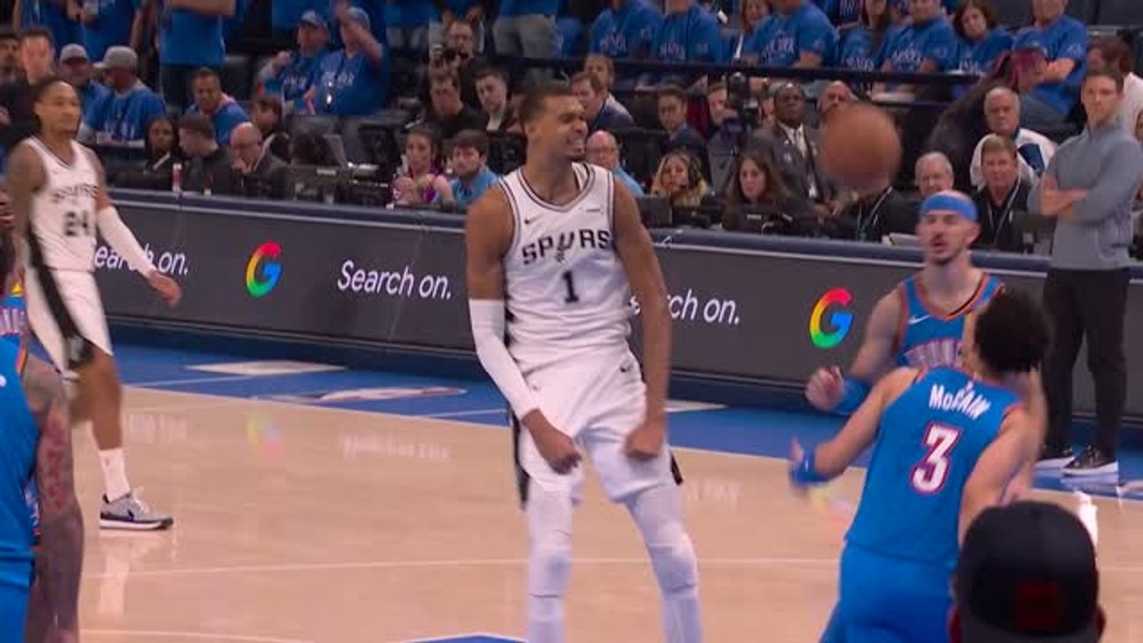 Spurs - Le dunk de Wembanyama après un rebond sur son tir