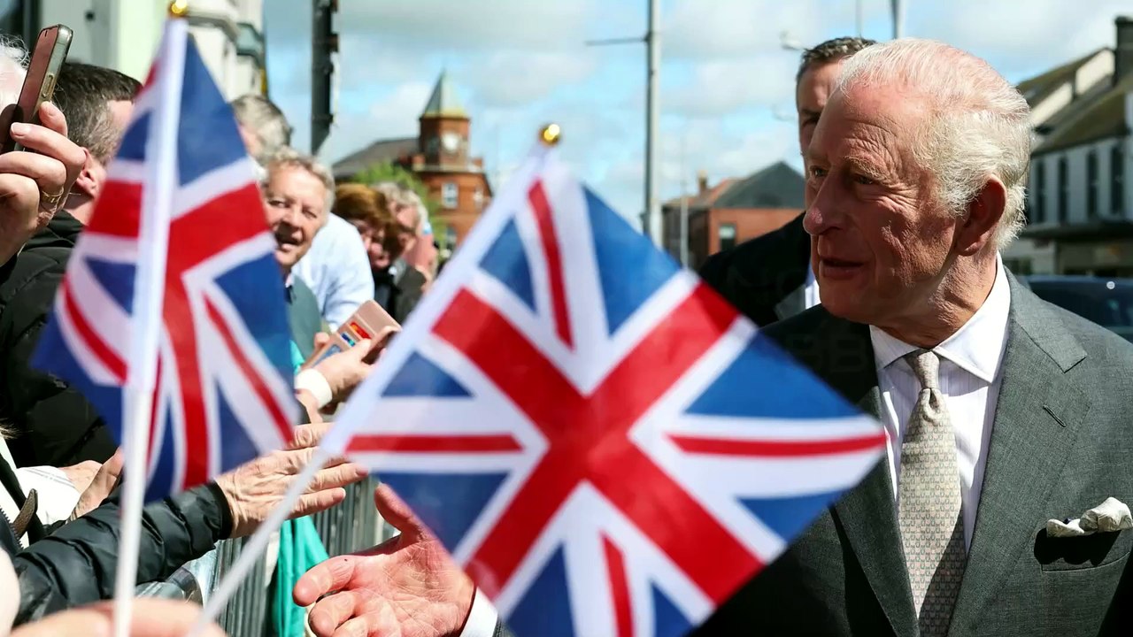 Re Carlo in Irlanda del Nord: la battuta pronta dopo il "regalo" di un gabbiano